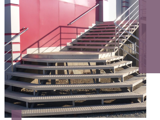 Лестницы для магазина в Ялуторовске — изготовление и монтаж