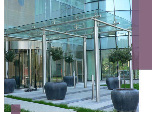 Навесы из стекла на заказ в Ялуторовске — монтаж и установка