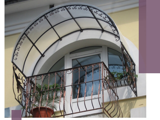 Козырьки над балконом в Ялуторовске — изготовление и монтаж